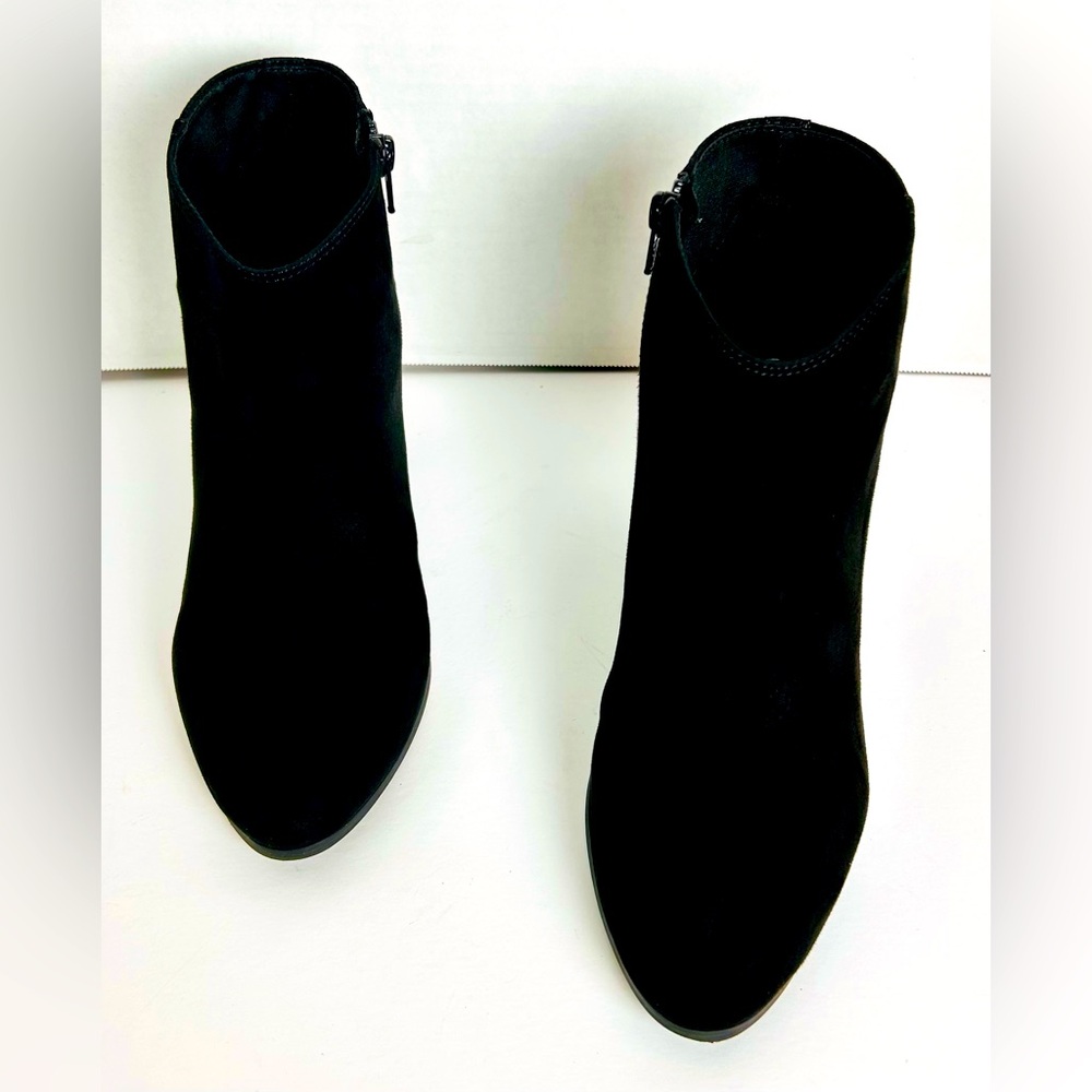 OLD NAVY WOMEN’S BLACK 3” BLOCK HEEL FAUX SUEDE ANKLE BOOT. SIZE 9